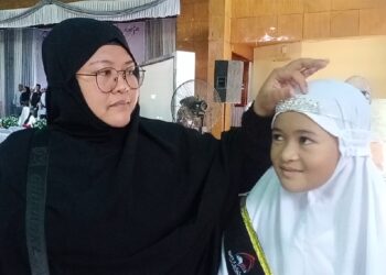 Peserta wisuda terbaik kelas 4, Umaimah bersama ibunya, Dewi Sartika