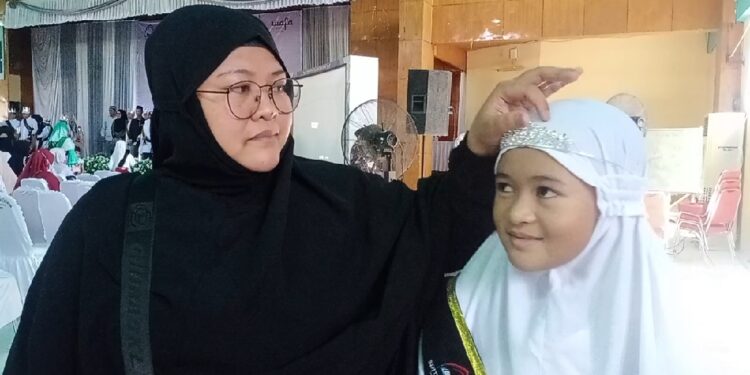 Peserta wisuda terbaik kelas 4, Umaimah bersama ibunya, Dewi Sartika