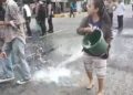 Reaksi emak-emak menghadapi aksi demonstrasi di Depan Patung Lasinrang, Rabu (31/5/2023)
