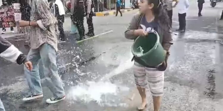 Reaksi emak-emak menghadapi aksi demonstrasi di Depan Patung Lasinrang, Rabu (31/5/2023)