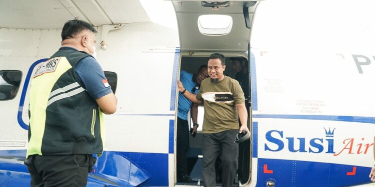 Gubernur Andi Sudirman turut menggunakan penerbangan subsidi dari Makassar ke Bone melalui Susi Air, Rabu (31/5/2023)