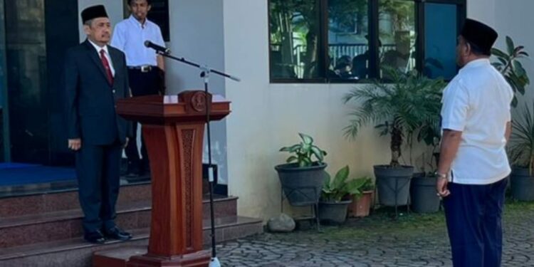 Direktur UT Makassar, Prof.Dr.Abdul Rahman Rahim.SE.MM inspektur upacara Hari Lahir Pancasila, Kamis (1/6/2023)