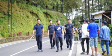Gubernur Andi Sudirman Sulaiman  berjalan pagi sepanjang 4 km menyusuri sepanjang jalan di Malino, Kabupaten Gowa