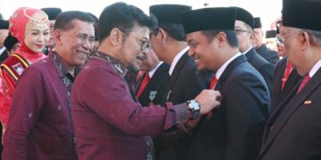 - Gubernur Sulsel Andi Sudirman Sulaiman menerima penghargaan Satyalancana Wira Karya dari Presiden Republik Indonesia Joko Widodo