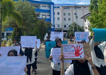 Unit Kegiatan Mahasiswa (UKM) Seni Budaya Talas Unismuh Makassar dengan menggelar parade protes terhadap isu kontroversi yang ada di kampus-kampus Sulsel, Sabtu (10/6/2023)