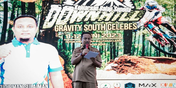 Tutup Kejuaraan Balap Sepeda Downhill Gravity South Celebes, Andi Sudirman Serahkan Hadiah  Utama Rp 25 Juta