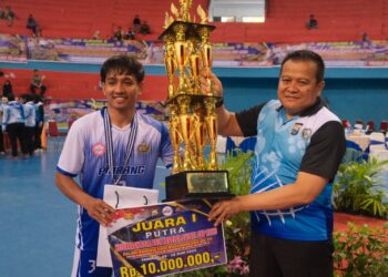 Kapolda Sulsel Irjen Pol Setyo Boedi Moempoeni Harso menutup turnamen Bola Voli Indoor Kapolda Cup yang berlangsung di GOR Sudiang Makassar, Sulawesi Selatan, Kamis (15/6/2023)