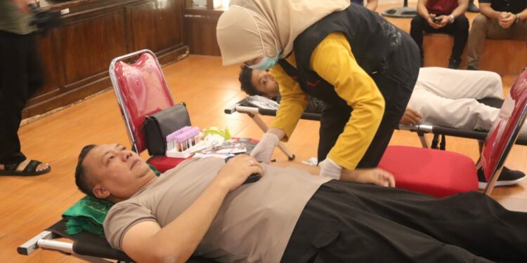 Polres Pinrang menggelar Bakti Kesehatan Donor Darah di Aula Quick Wins, Polres Pinrang, Jl. Bintang, Selasa (20/6/2023)