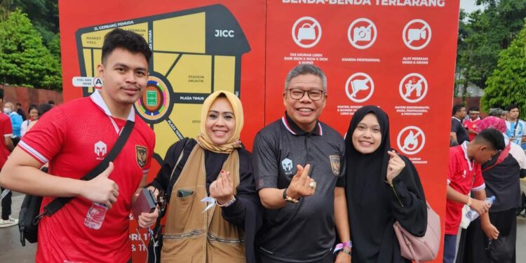 Erna Taufan Bersama Keluarga Kompak Dukung Timnas Langsung di GBK