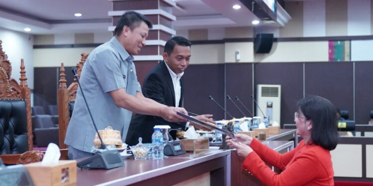Penjabat Sekretaris Daerah Provinsi Sulawesi Selatan (Sulsel), Andi Darmawan Bintang, menghadiri Rapat Paripurna DPRD Sulsel, Rabu (21/6/2023)