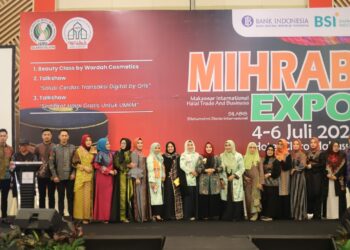Ketua Dekranasda Kota Parepare, Hj Erna Rasyid Taufan memamerkan hasil baju rancangannya yang bertema  etnik Islami pada Expo ISMI 2023 di Sandeq Ballroom Claro, Kota Makassar, Selasa (4/7/2023).