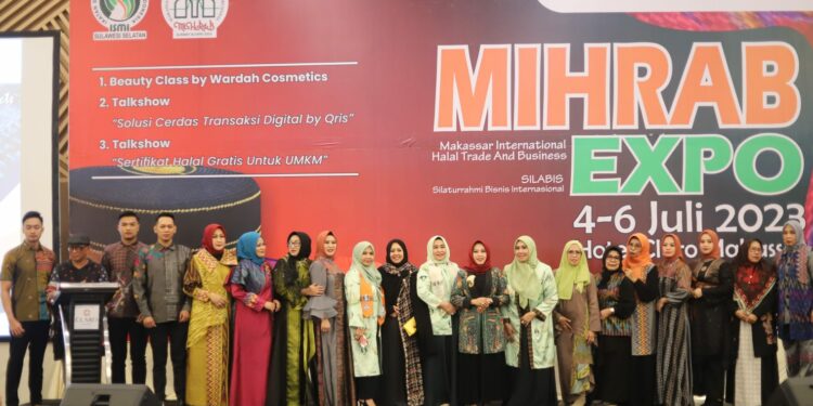 Baju Rancangan Erna Rasyid Dipamerkan di Hadapan Saudagar Muslim se-Indonesia Baju Rancangan Erna Rasyid Dipamerkan di Hadapan Saudagar Muslim se-Indonesia