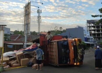 Truk Pengangkut Perabotan hingga Beras Terguling di Parepare