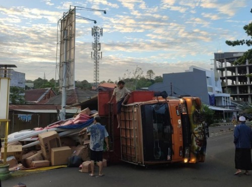 Truk Pengangkut Perabotan hingga Beras Terguling di Parepare Truk Pengangkut Perabotan hingga Beras Terguling di Parepare