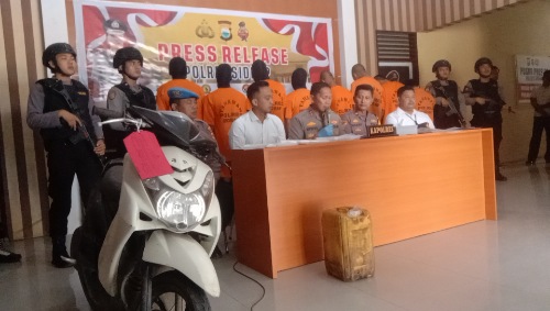 6 Hari Gelar KRYD, Polres Sidrap Amankan 13 Tersangka Mulai Kasus Upal hingga Prostitusi 6 Hari Gelar KRYD, Polres Sidrap Amankan 13 Tersangka Mulai Kasus Upal hingga Prostitusi