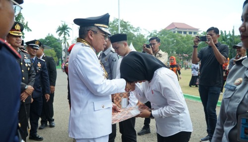 Diserahkan Wali Kota Parepare, Ratusan Narapidana Peroleh Remisi HUT RI, Dua Bebas Diserahkan Wali Kota Parepare, Ratusan Narapidana Peroleh Remisi HUT RI, Dua Bebas