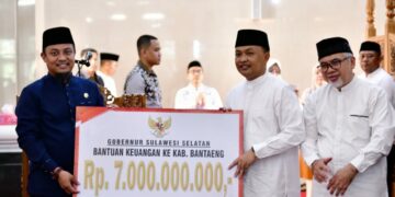 Gubernur Sulawesi Selatan, Andi Sudirman Sulaiman menyerahkan bantuan keuangan TA 2023 kepada Pemkab Bantaeng senilai Rp 7 Miliar, Selasa (1/8/2023)