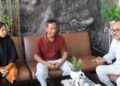 Orang tua siswa lagi berbincang dengan Ahmad Side di rumah Ahmad Side, Jl Sukawati 1, Pinrang, Rabu (2/8/2023)