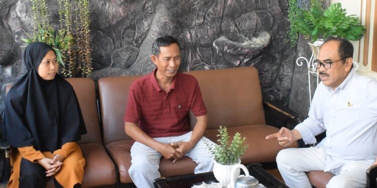 Orang tua siswa lagi berbincang dengan Ahmad Side di rumah Ahmad Side, Jl Sukawati 1, Pinrang, Rabu (2/8/2023)