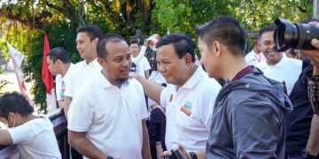 Prabowo pun melepas peserta Jalan Sehat Sulsel Anti Mager 2023 dalam rangka 354 Tahun Sulsel dan dalam rangka 78 Tahun Kemerdekaan Republik Indonesia yang dilepas start di depan Rumah Jabatan Gubernur Sulsel, Ahad (6/8/2023)