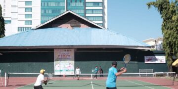 Pertandingan tenis lapangan, di lapangan tenis Pascasarjana Universitas Negeri Makassar (UNM), Jl. Landak Makassar, Selasa (8/8/2023)