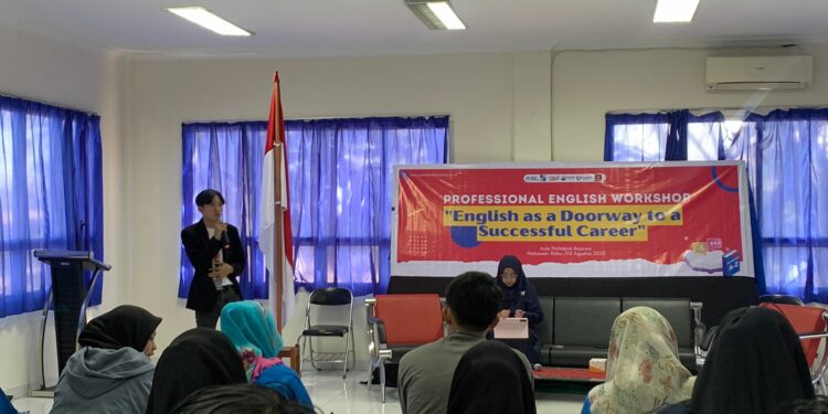 --Politeknik Bosowa (PoltekBos) menggelar Professional English Workshop yang dibawakan langsung oleh Mecnesia sebagai salah pelayanan kursus Bahasa Inggris dan dilaksanakan di Aula PoltekBos,Senin (6/8/2023)