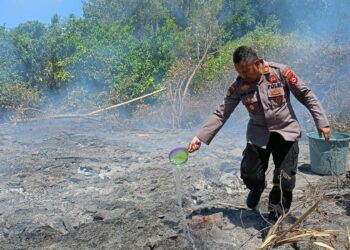 Temukan Lahan Terbakar, Personel Polsek Soreang Berjibaku Padamkan Si Jago Merah
