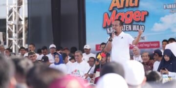 Gubernur Sulsel, Andi Sudirman Sulaiman melepas langsung peserta jalan sehat Sulsel Anti Mager, Rabu (9/8/2023)