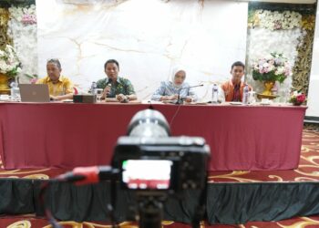 Plh Sekda Provinsi Sulsel, Andi Darmawan Bintang (kedua kiri) menjelaskan soal pelaksanaan program Anti Mager di Hotel Remcy, Kamis (10/8/2023)