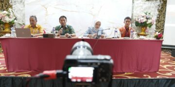 Plh Sekda Provinsi Sulsel, Andi Darmawan Bintang (kedua kiri) menjelaskan soal pelaksanaan program Anti Mager di Hotel Remcy, Kamis (10/8/2023)