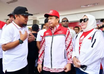 Mendagri Tito Karnavian didampingi Gubernur Sulsel, Andi Sudirman Sulaiman melepas peserta Anti Mager 10 Tahun Program Keluarga Harapan (PKH) Bulukumba, Sabtu (12/8/2023)