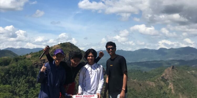 Empat orang mahasiswa IAIN Parepare melakukan pendakian hingga ke puncak gunung Bulu Sorongan Pangkep