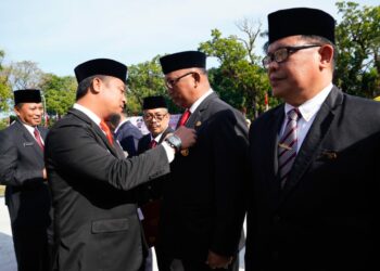 Penyematan dilakukan pada acara Penganugerahan Tanda Kehormatan Satyalancana Karya Satya 30, 20, dan 10 Tahun di Lapangan Upacara Rumah Jabatan Gubernur Sulawesi Selatan, Selasa (15/8/2023)