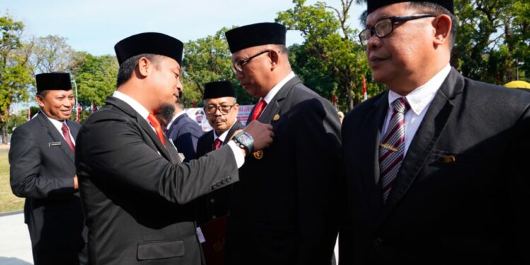 Penyematan dilakukan pada acara Penganugerahan Tanda Kehormatan Satyalancana Karya Satya 30, 20, dan 10 Tahun di Lapangan Upacara Rumah Jabatan Gubernur Sulawesi Selatan, Selasa (15/8/2023)