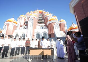 Gubernur Sulawesi Selatan, Andi Sudirman Sulaiman meresmikan pembangunan Masjid Kubah 99 Asmaul Husna di Kawasan Center Point of Indonesia, Makassar, Ahad (20/8/2023)