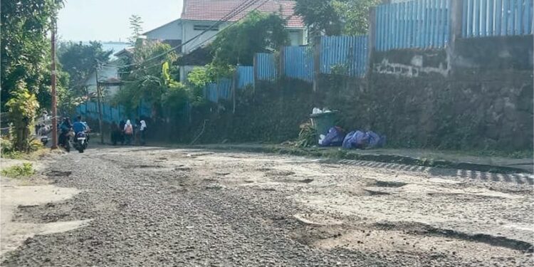 Kondisi Jalan Andi Sapada, Kecamatan Bacukiki Barat, Kota Parepare, Sulsel mendapat berbagai keluhan dari warga khususnya mahasiswa
