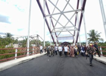 - Gubernur Sulawesi Selatan, Andi Sudirman Sulaiman meresmikan Jembatan pelengkung rangka baja terpanjang di Sulsel, jembatan Andalan Pacongkang di Kabupaten Soppeng diresmikan, Rabu (23/8/2023)