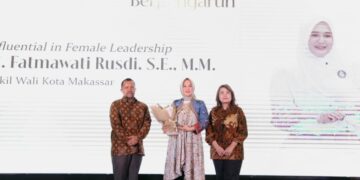 Wakil Wali Kota (wawali) Makassar, Fatmawati Rusdi menerima penghargaan sebagai pemimpin perempuan yang berpengaruh di Hotel Aryaduta Menteng, Jakarta, Senin (28/8/2023)