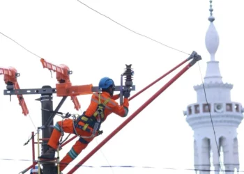 Ilustrasi teknisi PLN sedang melakukan perbaikan listrik