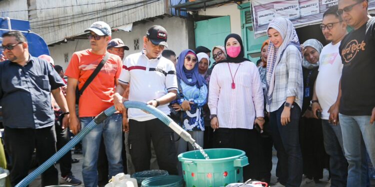 Direktur Umum dan Pelayanan Perumda Air Minum Kota Makassar, Indira Mulyasari mendampingi Wakil Wali Kota Makassar,  Fatmawati Rusdi mengunjungi salah satu daerah yang terdampak kekurangan air di Kelurahan Camba Berua Kecamatan Ujung Tanah, Sabtu 92/9/2023)