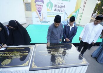 Gubernur Sulawesi Selatan, Andi Sudirman Sulaiman meresmikan pembangunan Masjid Aisyah di Kompleks Rumah Jabatan Gubernur Sulsel, Ahad (3/9/2023)