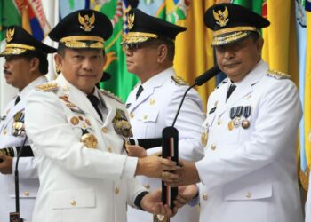 Menteri Dalam Negeri (Mendagri), Tito Karnavian (kiri) secara resmi melantik Bahtiar Baharuddin sebagai Penjabat (Pj) Gubernur Sulawesi Selatan (Sulsel), di Kantor Kementrian Dalam Negeri (Kemendagri), Jakarta Pusat, Selasa (5/9/2023)