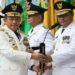Menteri Dalam Negeri (Mendagri), Tito Karnavian (kiri) secara resmi melantik Bahtiar Baharuddin sebagai Penjabat (Pj) Gubernur Sulawesi Selatan (Sulsel), di Kantor Kementrian Dalam Negeri (Kemendagri), Jakarta Pusat, Selasa (5/9/2023)