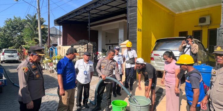 Polrestabes Makassar ikut melakukan pengawalan pengantaran air bersih ke daerah Nusa Tamalanrea Indah