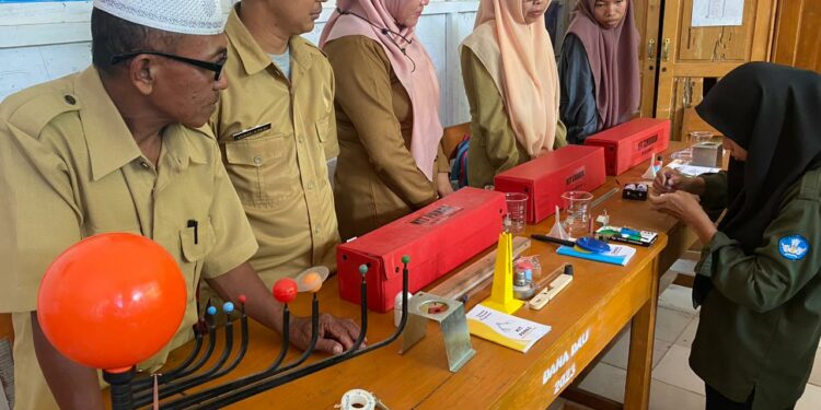 Keterbatasan Alat Peraga Pembelajaran, Tim Dosen FIPS Unibos Beri Pelatihan kepada Guru di Pulau Sabangko
