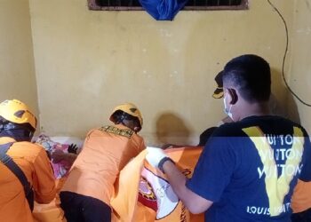 Jenazah Mokrimin dievakuasi oleh petugas usai ditemukan di kamarnya, Jalan Andi Abdullah, Kecamatan Watang Sawitto, pada Senin (11/9/2023) malam