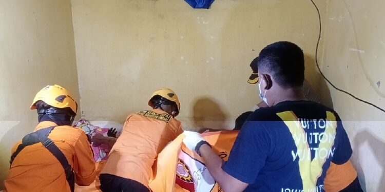 Jenazah Mokrimin dievakuasi oleh petugas usai ditemukan di kamarnya, Jalan Andi Abdullah, Kecamatan Watang Sawitto, pada Senin (11/9/2023) malam