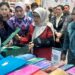 Istri dari mantan Wakil Presiden Republik Indonesia Jusuf Kalla,  Mufidah Jusuf Kalla turut berkunjung ke stand Dekranasda Sulsel