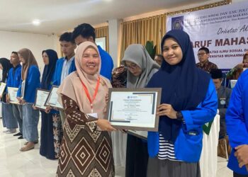Salah satu mahasiswa berprestasi dari Prodi Ilmu Komunikasi Fisip Unismuh, Sari'ul Fahmiati Fadilah menerima penghargaan dari Dekan Fisip Unismuh, Dr Hj Ihyani Malik, S.Sos, M.Si