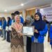 Salah satu mahasiswa berprestasi dari Prodi Ilmu Komunikasi Fisip Unismuh, Sari'ul Fahmiati Fadilah menerima penghargaan dari Dekan Fisip Unismuh, Dr Hj Ihyani Malik, S.Sos, M.Si